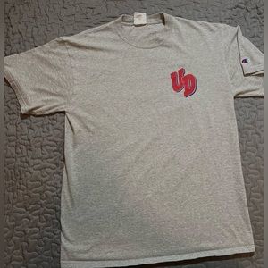 University of Dayton- Flyers- grey- Champion-t-shirt- sz L